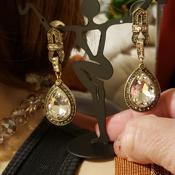 🛍Heidi Daus  Stunning Earrings - Picture 2 of 13